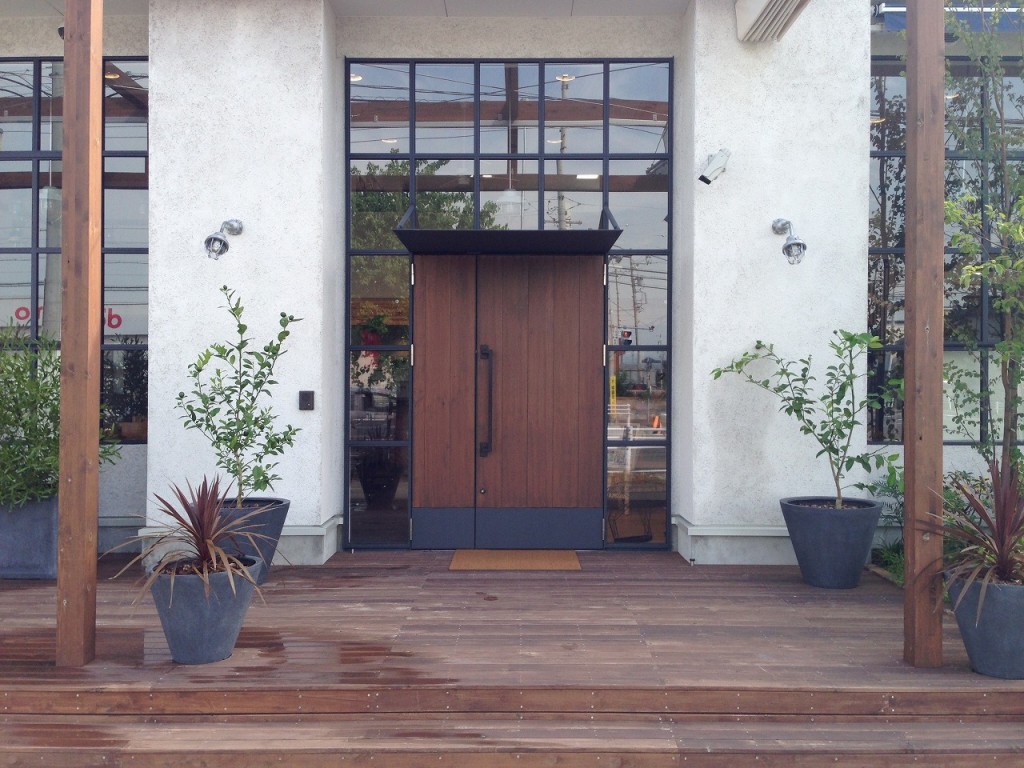 入口脇の檸檬の木