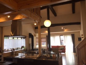 キッチンから見たリビング