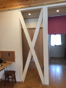 筋交いを見せた壁