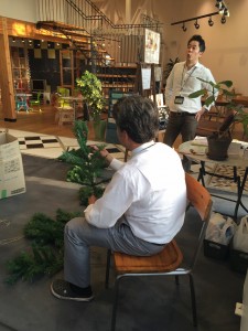 クリスマスツリー組立て、松井さん