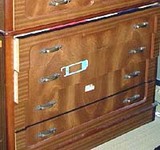 クローゼットに古い家具