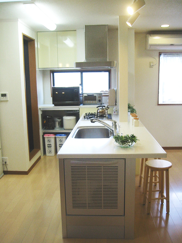 キッチン側に出てきた抜けない柱も、違和感なくキッチンに交わるようプランニング...