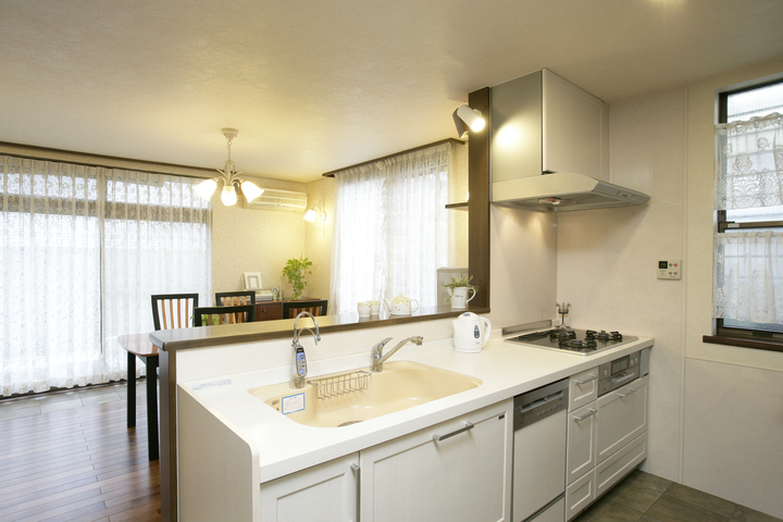 清潔感漂うホワイトのキッチンです。床のタイルはデザインや防汚性の他に、愛犬｢...