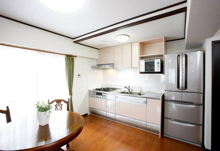 これまでは、キッチンの設備は故障して使えなくなったものもあり、色もワインレッ...