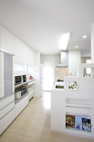 キッチン横の段々になっているキッチン袖壁兼ディスプレイ棚は、実は着工後に撤去...