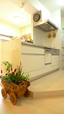 キッチンは、今までの使い勝手を優先し大きさや配置はそのままに。開放感を出すた...