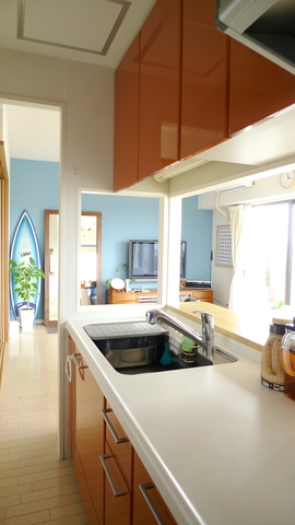 小学校と幼稚園に通う2人のお子様がいらっしゃるS様。袖壁でリビングの様子が見え...