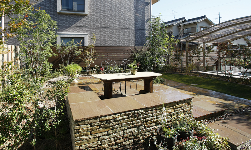 春に芽吹く樹木、秋には紅葉を楽しみ、彩りのある草花に囲まれながら、毎日の生活...