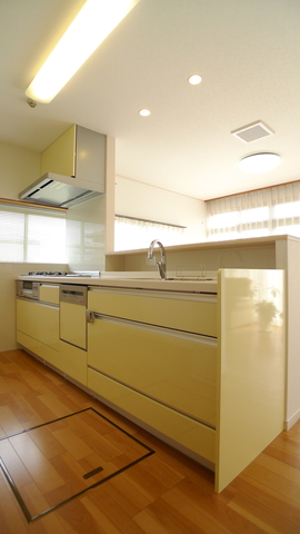 キッチンカウンターは、キッチン・ダイニングの両面から使用できる収納とし、スペ...