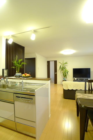 「釣り戸棚のない開放的な対面式キッチンなので、家事をしながらでも夫と会話がで...