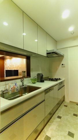 メンテナンス性と収納重視のキッチン。梁型と収納する物の量・サイズを考慮しスッ...