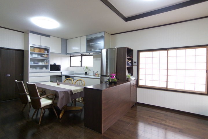 奥様のご意見を伺いながら、動線と収納に優れたレイアウトに。テーブルにあしらっ...