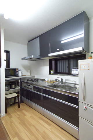 明るく快適に生まれ変わったキッチンスペース。リビング・ダイニングのスペース確...