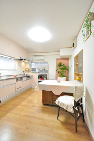 フォーム前より十分に余裕をもったキッチンスペースでしたが、使いづらいと奥様。...