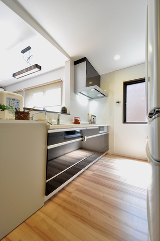 おばあちゃまの動作が楽な引出しタイプのキッチンにし、使いやすく、収納力たっぷ...