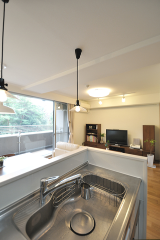 キッチンは吊戸をなくしてオープンに。外が一望できる特等席です。キャビネットと...