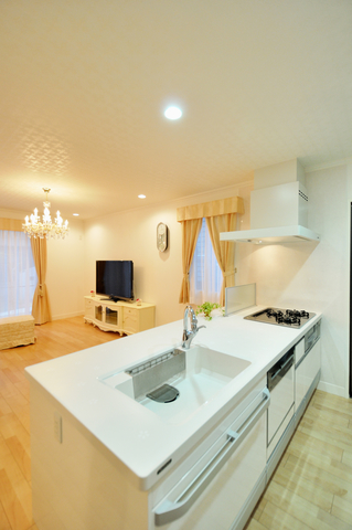 吊戸棚と壁を取り除き開放的になったキッチン。カウンタートップも広くなり、お料...