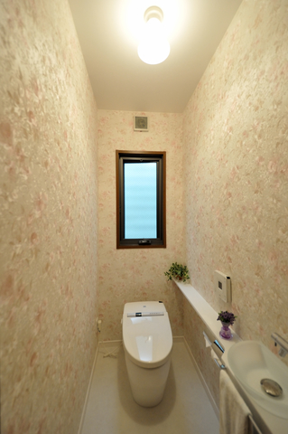 水廻りは設備を一新。トイレは華やかなピンクの花柄のクロスでエレガントさもアッ...
