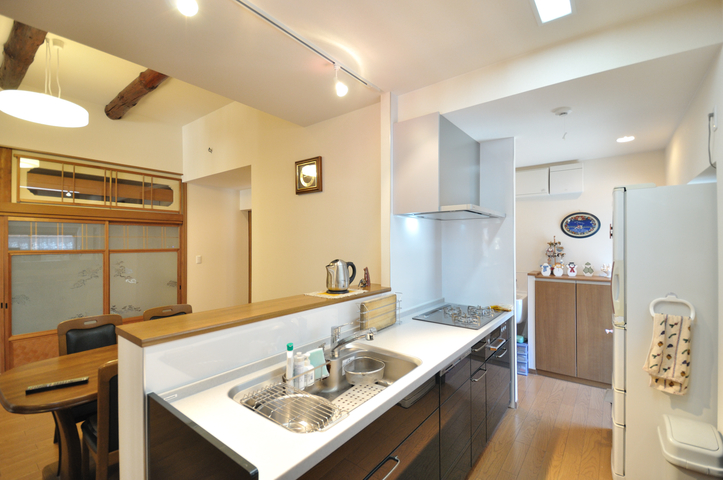 「床暖房でキッチンは寒さ知らず。満足です。」と奥様。一直線上に玄関があるので...