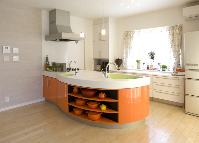 インテリア性の高いオレンジのアイランド型キッチンは機種を夫人、カラーはご主人...