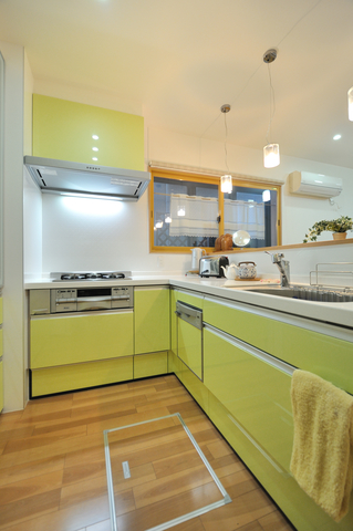 コンパクトな動線とたっぷり収納をポイントにL型キッチンを採用。前面には収納力...