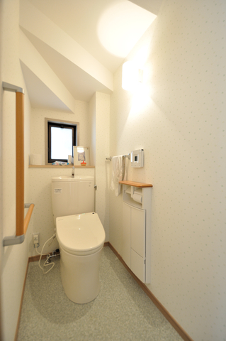 経年により色あせてきたトイレは、節水型に入れ替え内装もリフレッシュ！