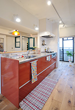 ビビットなオレンジで気分も明るくなるキッチンは、心地よい風が南北に通り抜ける...