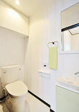 トイレは超節水タイプで狭小スペースにも設置可能なTOTOピュアレスト。空いた空間...