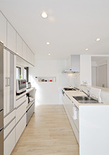 システムキッチン＆収納はシンプルで明るいホワイトカラーのラクエラ（クリナップ...