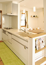 吊り戸棚や垂壁などをできるだけ撤去し、視界が広がる開放的なキッチンへ。ダイニ...