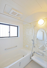 タイルの浴室からユニットバス（LIXILキレイユ）に。浴室暖房乾燥機の設置と窓を...