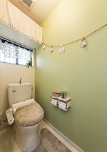 お婆様と一緒に使用するトイレは、引き戸にして壁は淡いグリーンのアクセントクロ...