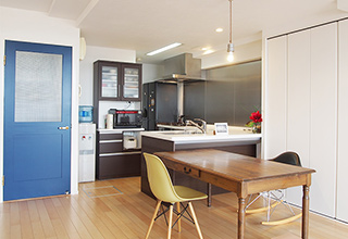 お手持ちの食器棚に合わせてキッチンはダークブラウン（クリナップ クリンレディ...