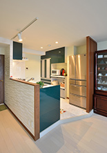 システムキッチンは高級感のある深緑のパネルが印象的なクリナップ（クリンレディ...
