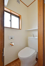 2Fトイレは超節水「4.8L洗浄」で家計にうれしいピュアレストEX。床は他の部屋と雰...