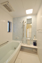 洗面室と合わせてスペースが広がった浴室は、タイル張りからユニットバスに。保温...