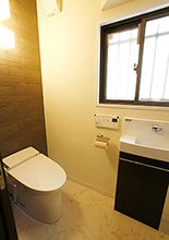 トイレは、間取り変更でゆとりある空間に。壁には消臭・調湿効果のある、エコカラ...
