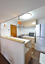 壁付け型キッチンからコンロとシンクが別々に分かれたⅡ型キッチン（クリナップ／...