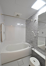浴室はTOTO／マンション用ユニットバスに。「ほっカラリ床」や「魔法びん浴槽」で...
