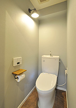 トイレは床材と壁紙の組み合わせを数パターンから選びぬきクールな雰囲気に。アン...
