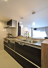 壁付け型からあこがれの対面型キッチンへ。システムキッチン（クリナップ／　ラク...