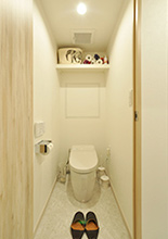 トイレはタンクレスタイプのTOTO／ネオレストDHに取替え。壁紙は洗面室と合わせて...