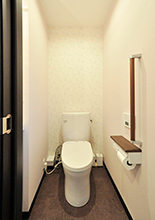 階段を上がった突きあたりにはトイレ（TOTO／ピュアレストEX）を設置。2Fで手洗い...