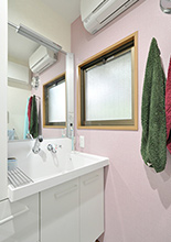 洗面化粧台は大型洗面ボウルで使いやすいTOTO／ピアラ（W750）に変更。横には天井...
