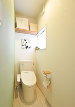 一面の壁をグリーンのアクセントクロスとしたナチュラルなトイレ。ＴＯＴＯ／ピュ...