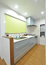 物置になっていた和室にキッチンを移動して対面式に。システムキッチンは人気のク...