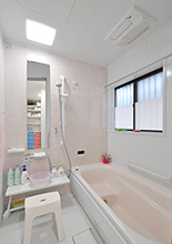 浴室は1坪にサイズを広げ、ピンク色の暖かい色合いのユニットバス（TOTO／サザナ...
