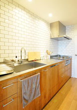 桜材にて製作されたオリジナルキッチン。（※キッチン本体、背面収納、タイルは　...