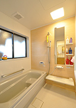 洗面脱衣室の一部を取込みサイズアップした浴室。ユニットバスは保温性が高く、床...