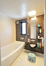 浴室は、家族みんなが足を伸ばして入浴できる1618サイズのユニットバス（TOTO/サ...